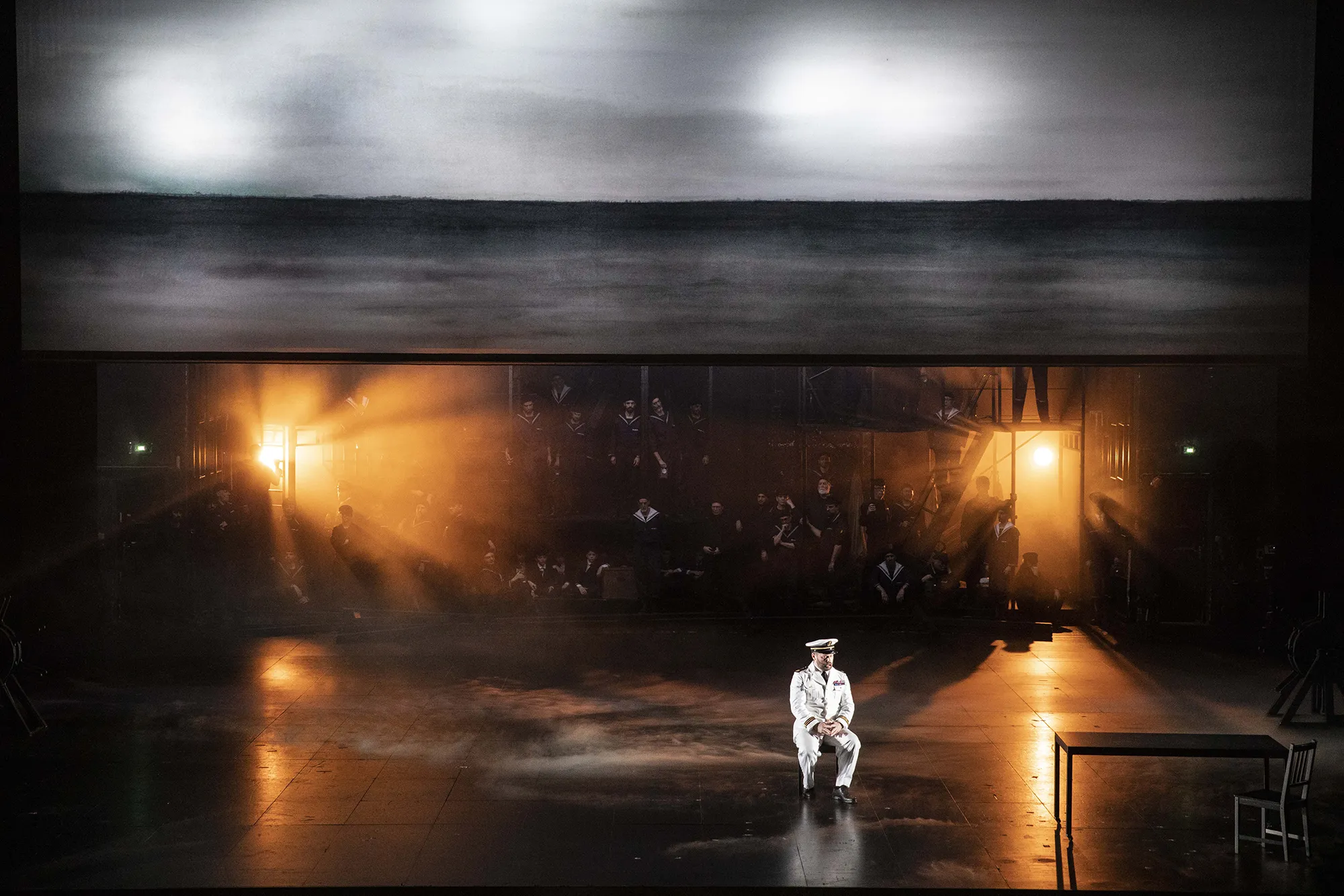 02 Billy Budd-Benjamin-Britten-Finnegan-Downie-Dear-Richard-Brunel-Sean-Michael-Plumb-Paul-Appleby-Derek-Welton-Opera de Lyon-Hannover-Staatsoper-Staatstheater©JeanLouisFernandez 02 Billy Budd-Benjamin-Britten-Finnegan-Downie-Dear-Richard-Brunel-Sean-Michael-Plumb-Paul-Appleby-Derek-Welton-Opera de Lyon-Hannover-Staatsoper-Staatstheater©JeanLouisFernandez