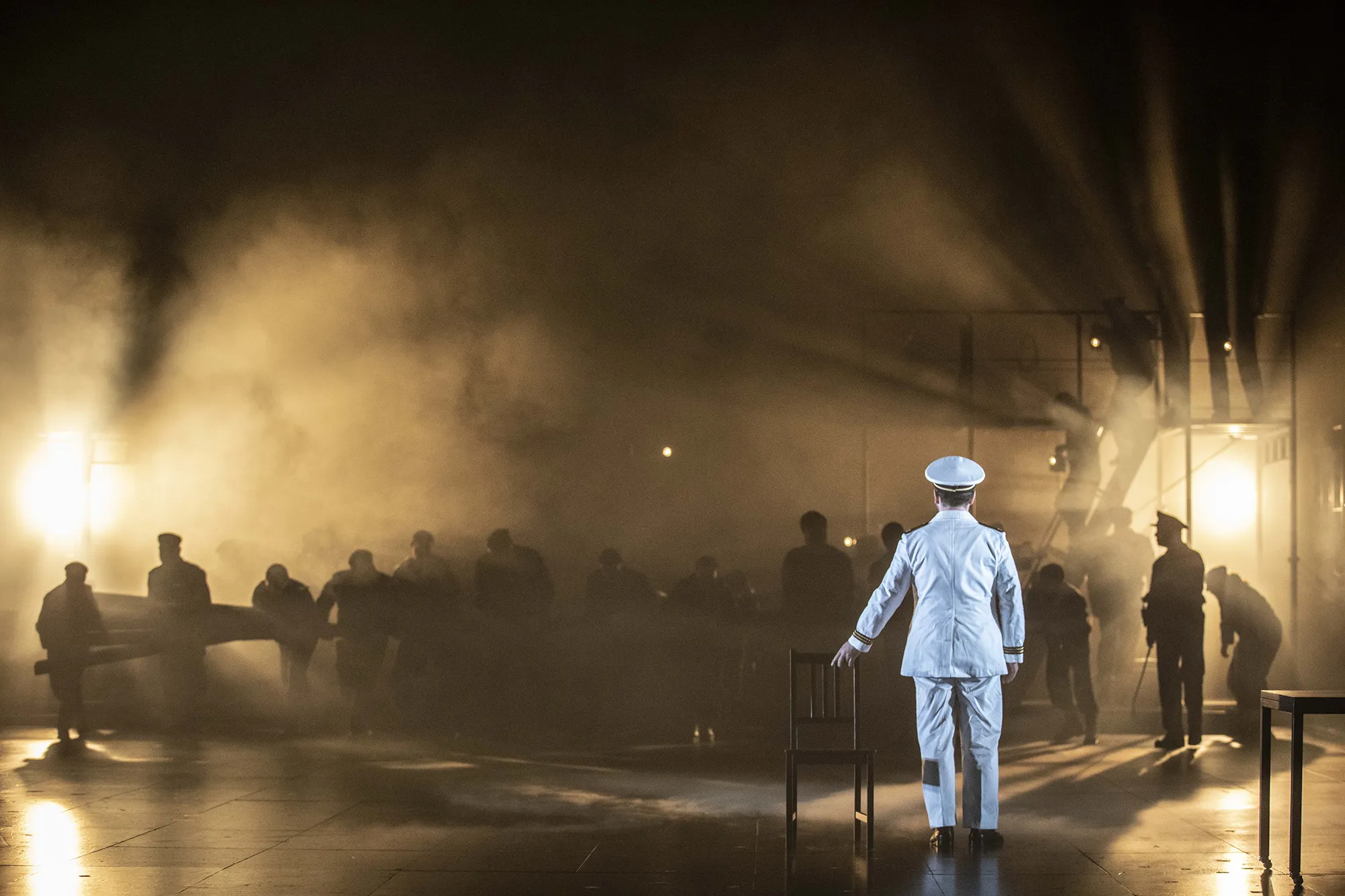 03 Billy Budd-Benjamin-Britten-Finnegan-Downie-Dear-Richard-Brunel-Sean-Michael-Plumb-Paul-Appleby-Derek-Welton-Opera de Lyon-Hannover-Staatsoper-Staatstheater©JeanLouisFernandez 03 Billy Budd-Benjamin-Britten-Finnegan-Downie-Dear-Richard-Brunel-Sean-Michael-Plumb-Paul-Appleby-Derek-Welton-Opera de Lyon-Hannover-Staatsoper-Staatstheater©JeanLouisFernandez