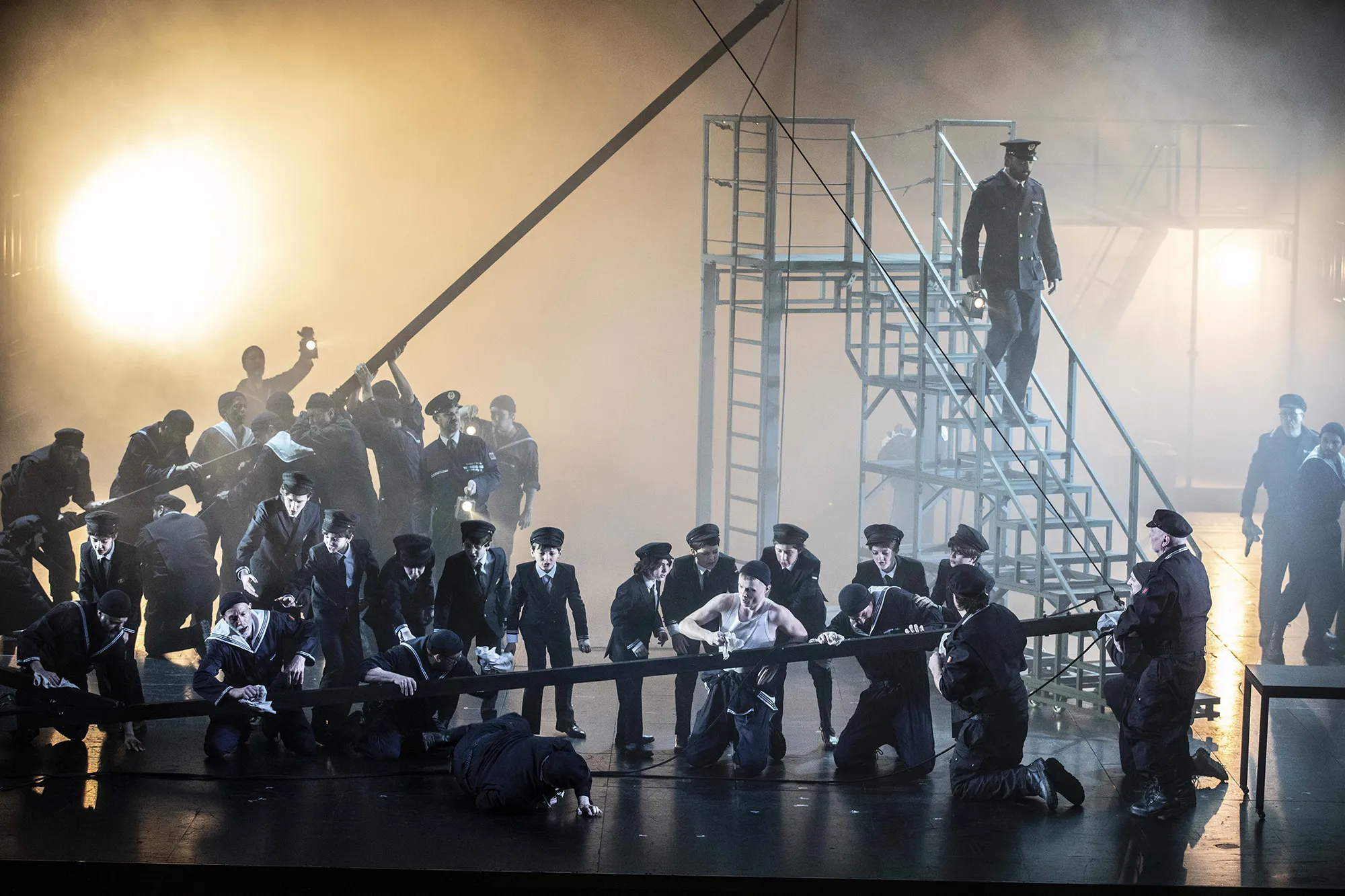 04 Billy Budd-Benjamin-Britten-Finnegan-Downie-Dear-Richard-Brunel-Sean-Michael-Plumb-Paul-Appleby-Derek-Welton-Opera de Lyon-Hannover-Staatsoper-Staatstheater©JeanLouisFernandez 04 Billy Budd-Benjamin-Britten-Finnegan-Downie-Dear-Richard-Brunel-Sean-Michael-Plumb-Paul-Appleby-Derek-Welton-Opera de Lyon-Hannover-Staatsoper-Staatstheater©JeanLouisFernandez