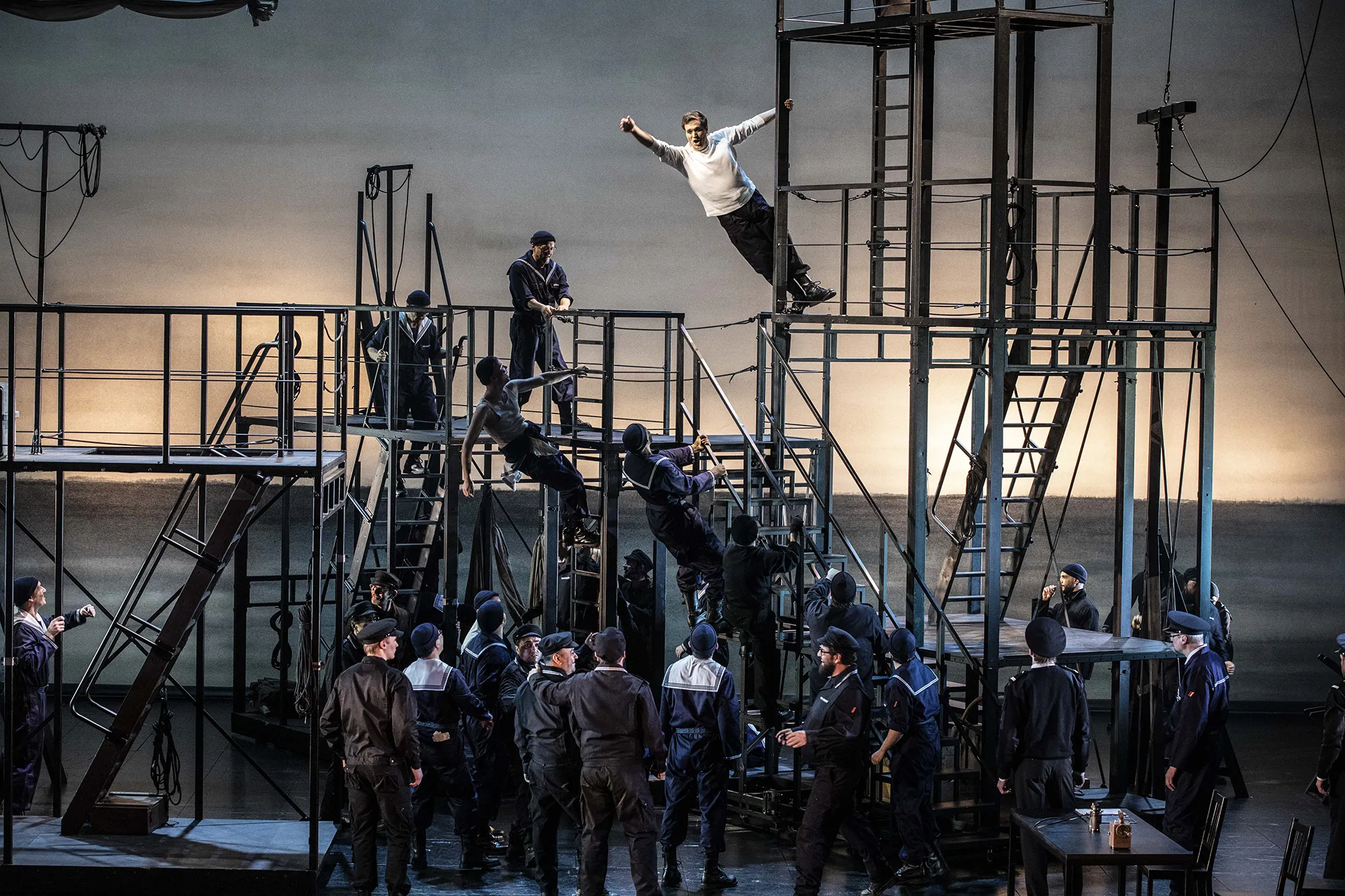 05 Billy Budd-Benjamin-Britten-Finnegan-Downie-Dear-Richard-Brunel-Sean-Michael-Plumb-Paul-Appleby-Derek-Welton-Opera de Lyon-Hannover-Staatsoper-Staatstheater©JeanLouisFernandez 05 Billy Budd-Benjamin-Britten-Finnegan-Downie-Dear-Richard-Brunel-Sean-Michael-Plumb-Paul-Appleby-Derek-Welton-Opera de Lyon-Hannover-Staatsoper-Staatstheater©JeanLouisFernandez