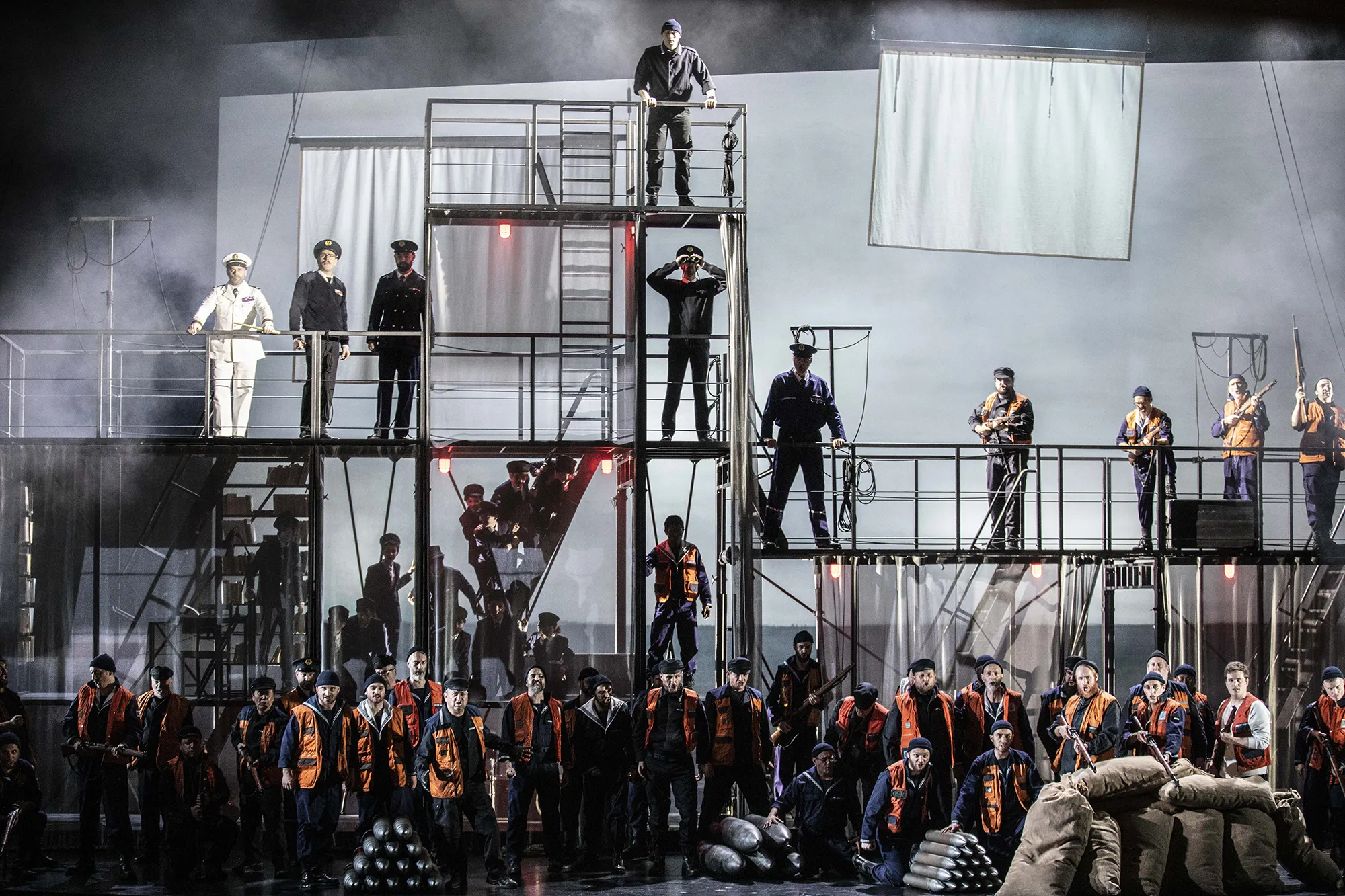 07 Billy Budd-Benjamin-Britten-Finnegan-Downie-Dear-Richard-Brunel-Sean-Michael-Plumb-Paul-Appleby-Derek-Welton-Opera de Lyon-Hannover-Staatsoper-Staatstheater©JeanLouisFernandez 07 Billy Budd-Benjamin-Britten-Finnegan-Downie-Dear-Richard-Brunel-Sean-Michael-Plumb-Paul-Appleby-Derek-Welton-Opera de Lyon-Hannover-Staatsoper-Staatstheater©JeanLouisFernandez