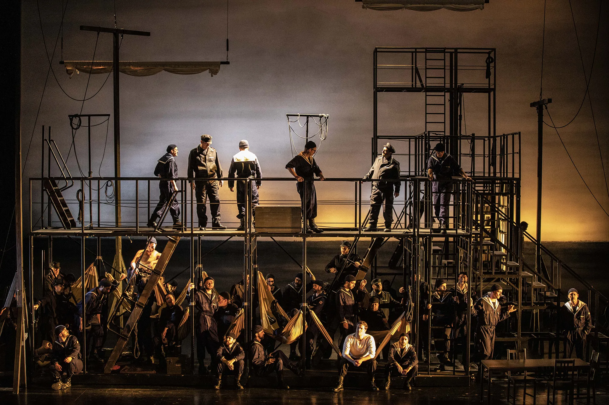 08 Billy Budd-Benjamin-Britten-Finnegan-Downie-Dear-Richard-Brunel-Sean-Michael-Plumb-Paul-Appleby-Derek-Welton-Opera de Lyon-Hannover-Staatsoper-Staatstheater©JeanLouisFernandez 08 Billy Budd-Benjamin-Britten-Finnegan-Downie-Dear-Richard-Brunel-Sean-Michael-Plumb-Paul-Appleby-Derek-Welton-Opera de Lyon-Hannover-Staatsoper-Staatstheater©JeanLouisFernandez