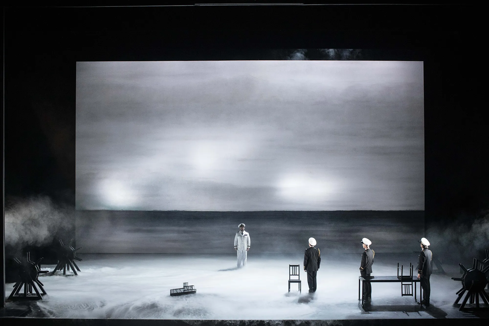 10 Billy Budd-Benjamin-Britten-Finnegan-Downie-Dear-Richard-Brunel-Sean-Michael-Plumb-Paul-Appleby-Derek-Welton-Opera de Lyon-Hannover-Staatsoper-Staatstheater©JeanLouisFernandez 10 Billy Budd-Benjamin-Britten-Finnegan-Downie-Dear-Richard-Brunel-Sean-Michael-Plumb-Paul-Appleby-Derek-Welton-Opera de Lyon-Hannover-Staatsoper-Staatstheater©JeanLouisFernandez