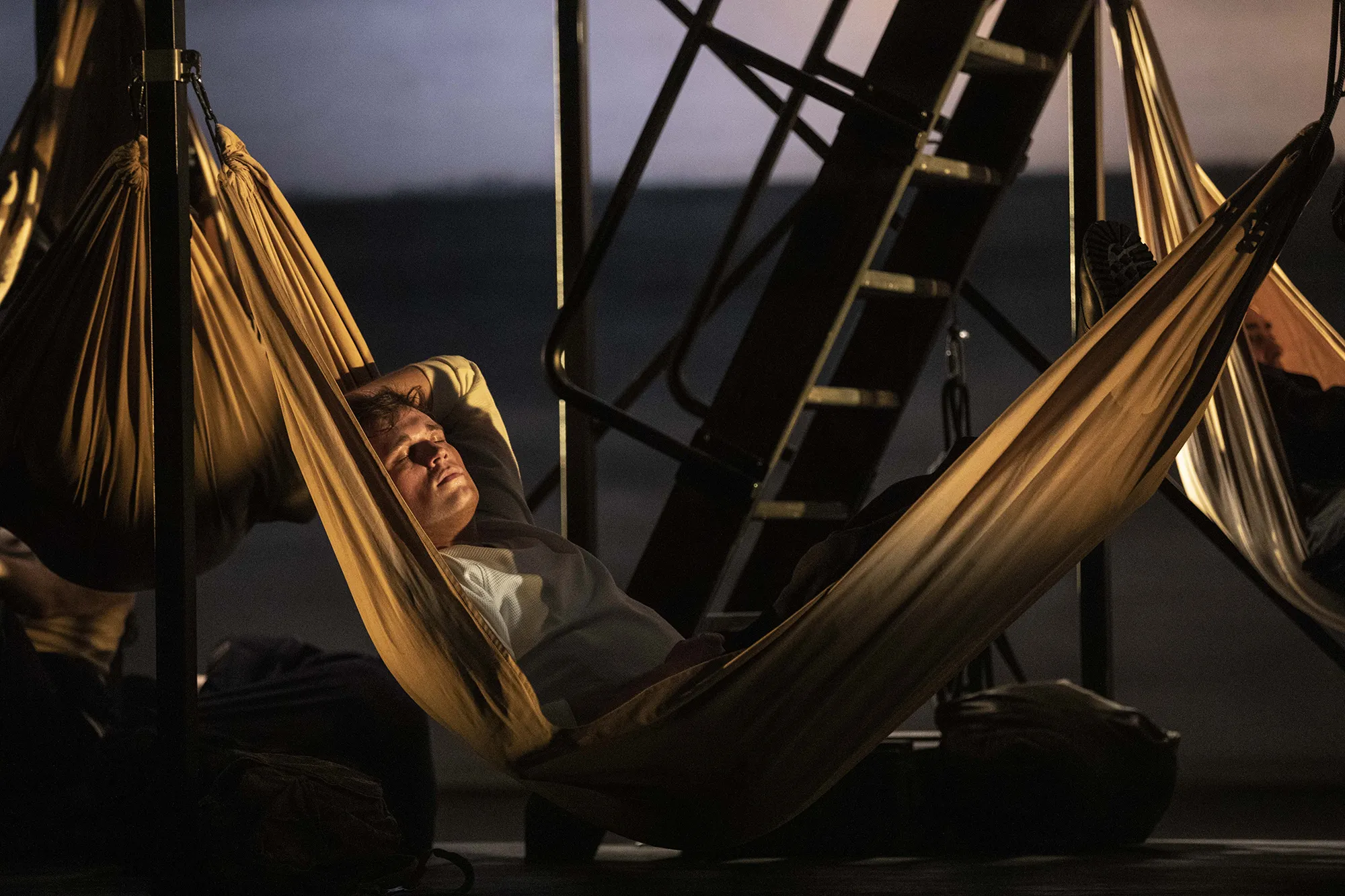 11 Billy Budd-Benjamin-Britten-Finnegan-Downie-Dear-Richard-Brunel-Sean-Michael-Plumb-Paul-Appleby-Derek-Welton-Opera de Lyon-Hannover-Staatsoper-Staatstheater©JeanLouisFernandez 11 Billy Budd-Benjamin-Britten-Finnegan-Downie-Dear-Richard-Brunel-Sean-Michael-Plumb-Paul-Appleby-Derek-Welton-Opera de Lyon-Hannover-Staatsoper-Staatstheater©JeanLouisFernandez