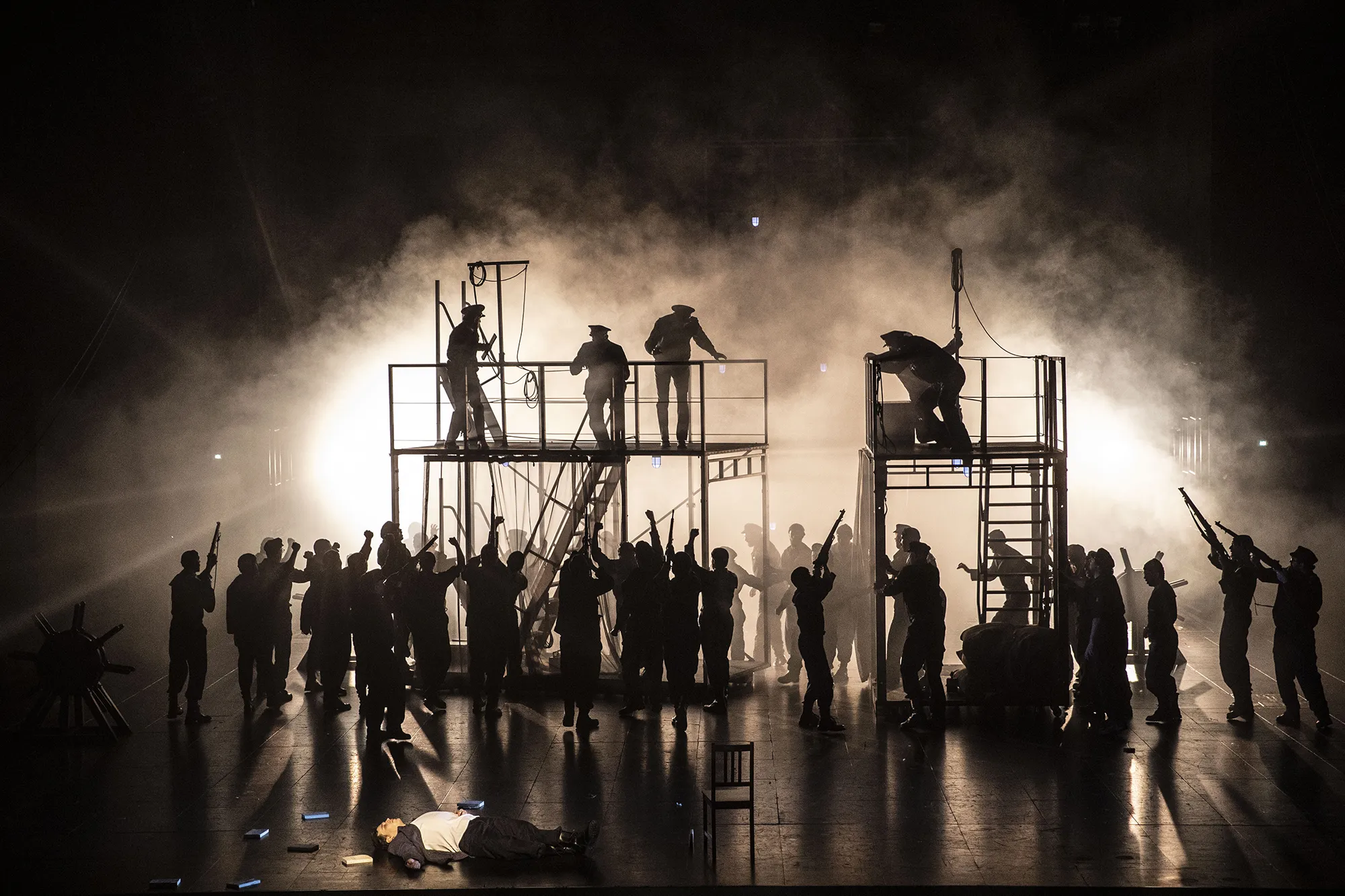 12 Billy Budd-Benjamin-Britten-Finnegan-Downie-Dear-Richard-Brunel-Sean-Michael-Plumb-Paul-Appleby-Derek-Welton-Opera de Lyon-Hannover-Staatsoper-Staatstheater©JeanLouisFernandez 12 Billy Budd-Benjamin-Britten-Finnegan-Downie-Dear-Richard-Brunel-Sean-Michael-Plumb-Paul-Appleby-Derek-Welton-Opera de Lyon-Hannover-Staatsoper-Staatstheater©JeanLouisFernandez