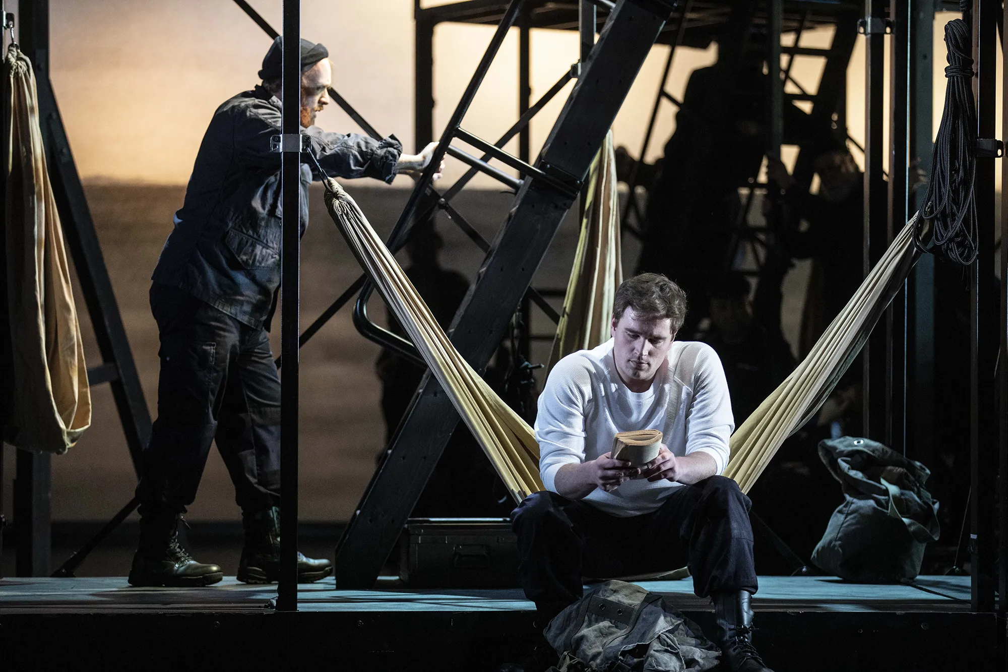 14 Billy Budd-Benjamin-Britten-Finnegan-Downie-Dear-Richard-Brunel-Sean-Michael-Plumb-Paul-Appleby-Derek-Welton-Opera de Lyon-Hannover-Staatsoper-Staatstheater©JeanLouisFernandez 14 Billy Budd-Benjamin-Britten-Finnegan-Downie-Dear-Richard-Brunel-Sean-Michael-Plumb-Paul-Appleby-Derek-Welton-Opera de Lyon-Hannover-Staatsoper-Staatstheater©JeanLouisFernandez