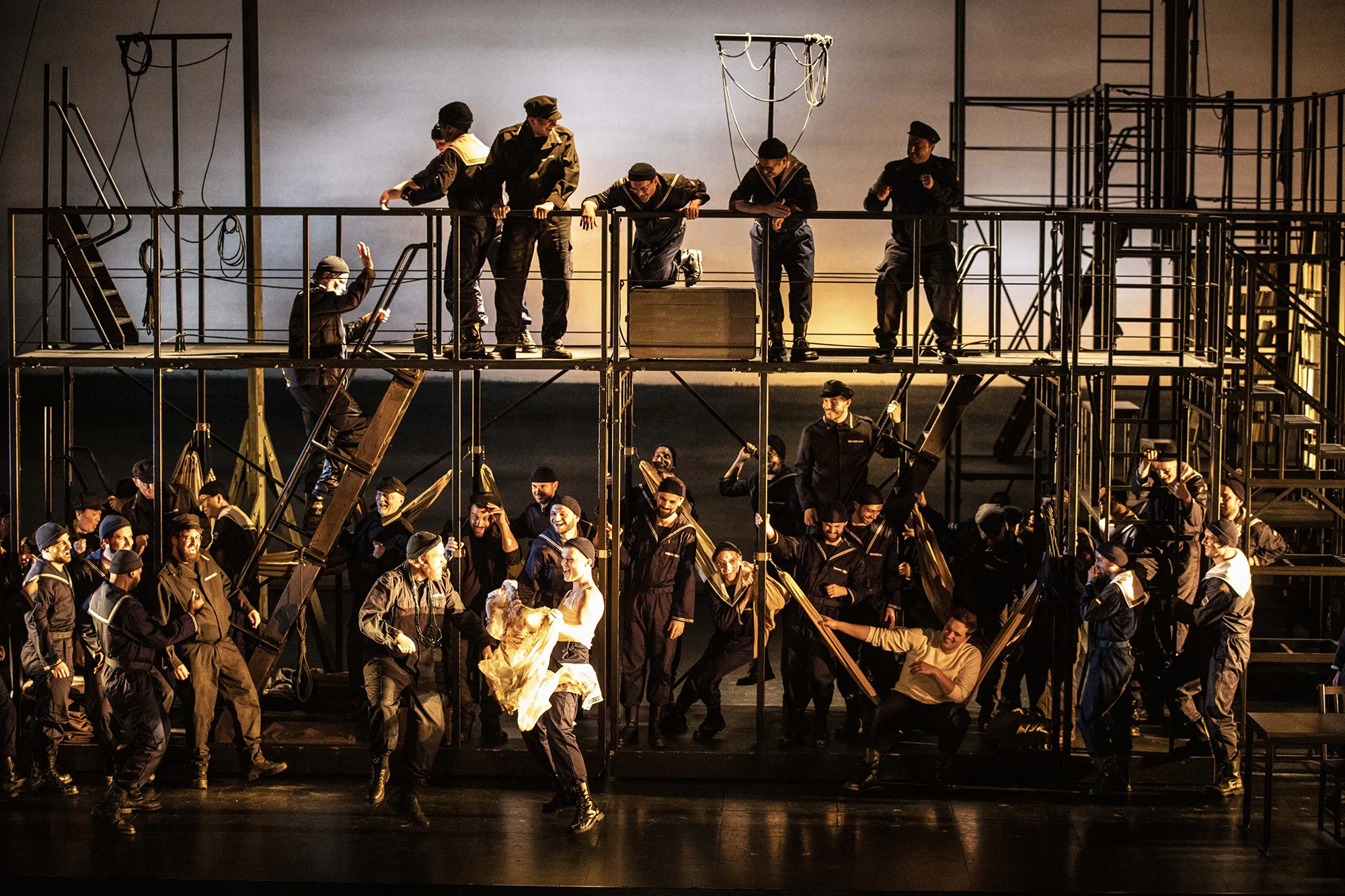 15 Billy Budd-Benjamin-Britten-Finnegan-Downie-Dear-Richard-Brunel-Sean-Michael-Plumb-Paul-Appleby-Derek-Welton-Opera de Lyon-Hannover-Staatsoper-Staatstheater©JeanLouisFernandez 15 Billy Budd-Benjamin-Britten-Finnegan-Downie-Dear-Richard-Brunel-Sean-Michael-Plumb-Paul-Appleby-Derek-Welton-Opera de Lyon-Hannover-Staatsoper-Staatstheater©JeanLouisFernandez