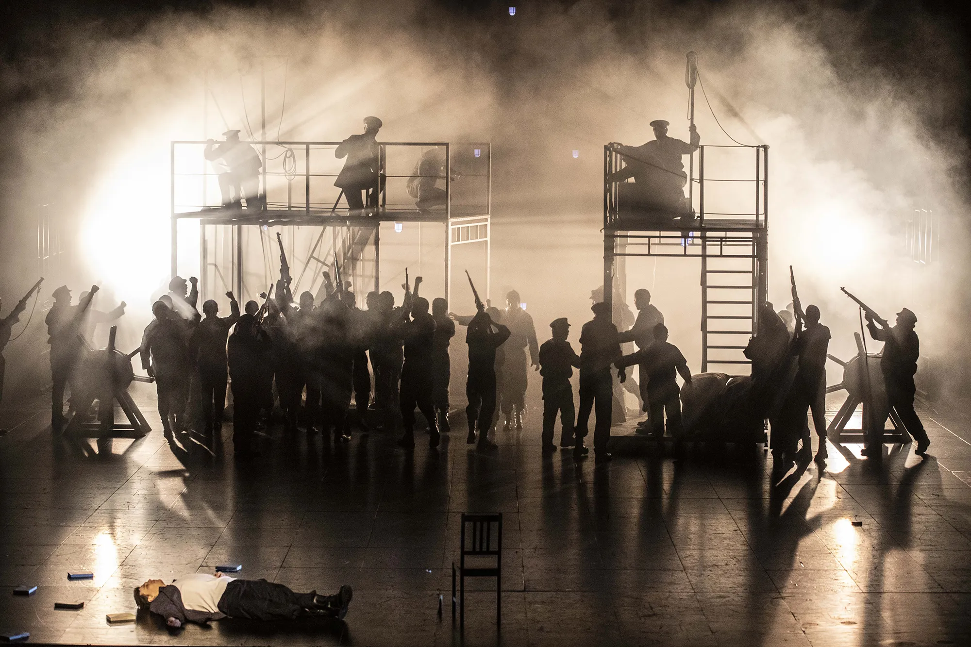 17 Billy Budd-Benjamin-Britten-Finnegan-Downie-Dear-Richard-Brunel-Sean-Michael-Plumb-Paul-Appleby-Derek-Welton-Opera de Lyon-Hannover-Staatsoper-Staatstheater©JeanLouisFernandez 17 Billy Budd-Benjamin-Britten-Finnegan-Downie-Dear-Richard-Brunel-Sean-Michael-Plumb-Paul-Appleby-Derek-Welton-Opera de Lyon-Hannover-Staatsoper-Staatstheater©JeanLouisFernandez