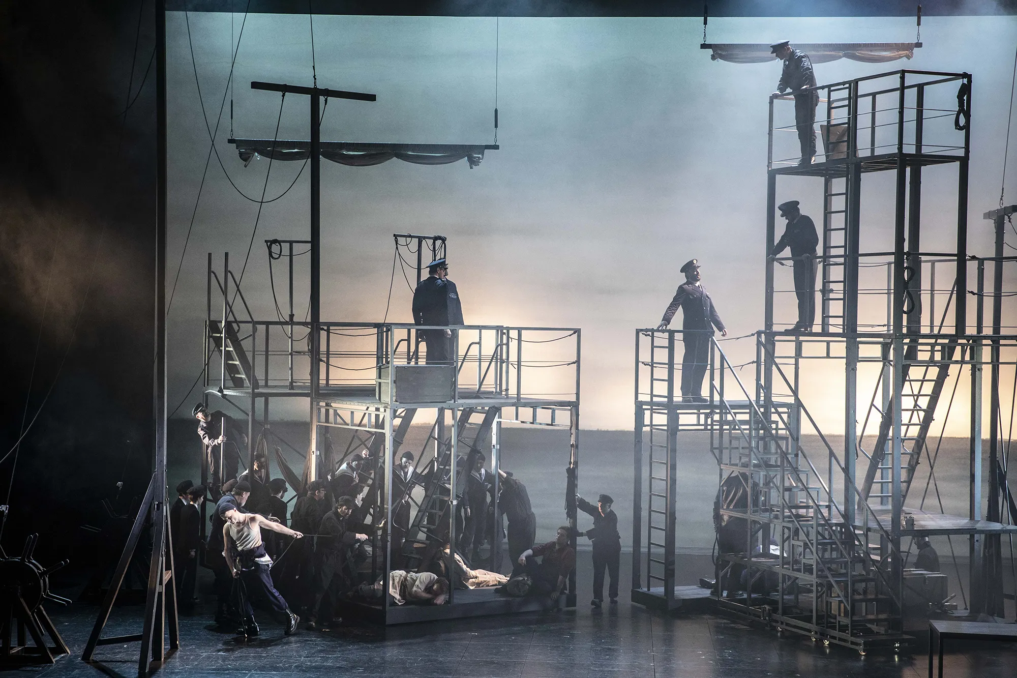 19 Billy Budd-Benjamin-Britten-Finnegan-Downie-Dear-Richard-Brunel-Sean-Michael-Plumb-Paul-Appleby-Derek-Welton-Opera de Lyon-Hannover-Staatsoper-Staatstheater©JeanLouisFernandez 19 Billy Budd-Benjamin-Britten-Finnegan-Downie-Dear-Richard-Brunel-Sean-Michael-Plumb-Paul-Appleby-Derek-Welton-Opera de Lyon-Hannover-Staatsoper-Staatstheater©JeanLouisFernandez