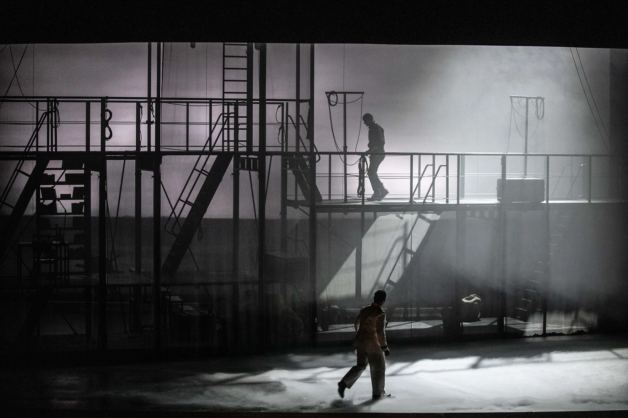 20 Billy Budd-Benjamin-Britten-Finnegan-Downie-Dear-Richard-Brunel-Sean-Michael-Plumb-Paul-Appleby-Derek-Welton-Opera de Lyon-Hannover-Staatsoper-Staatstheater©JeanLouisFernandez 20 Billy Budd-Benjamin-Britten-Finnegan-Downie-Dear-Richard-Brunel-Sean-Michael-Plumb-Paul-Appleby-Derek-Welton-Opera de Lyon-Hannover-Staatsoper-Staatstheater©JeanLouisFernandez
