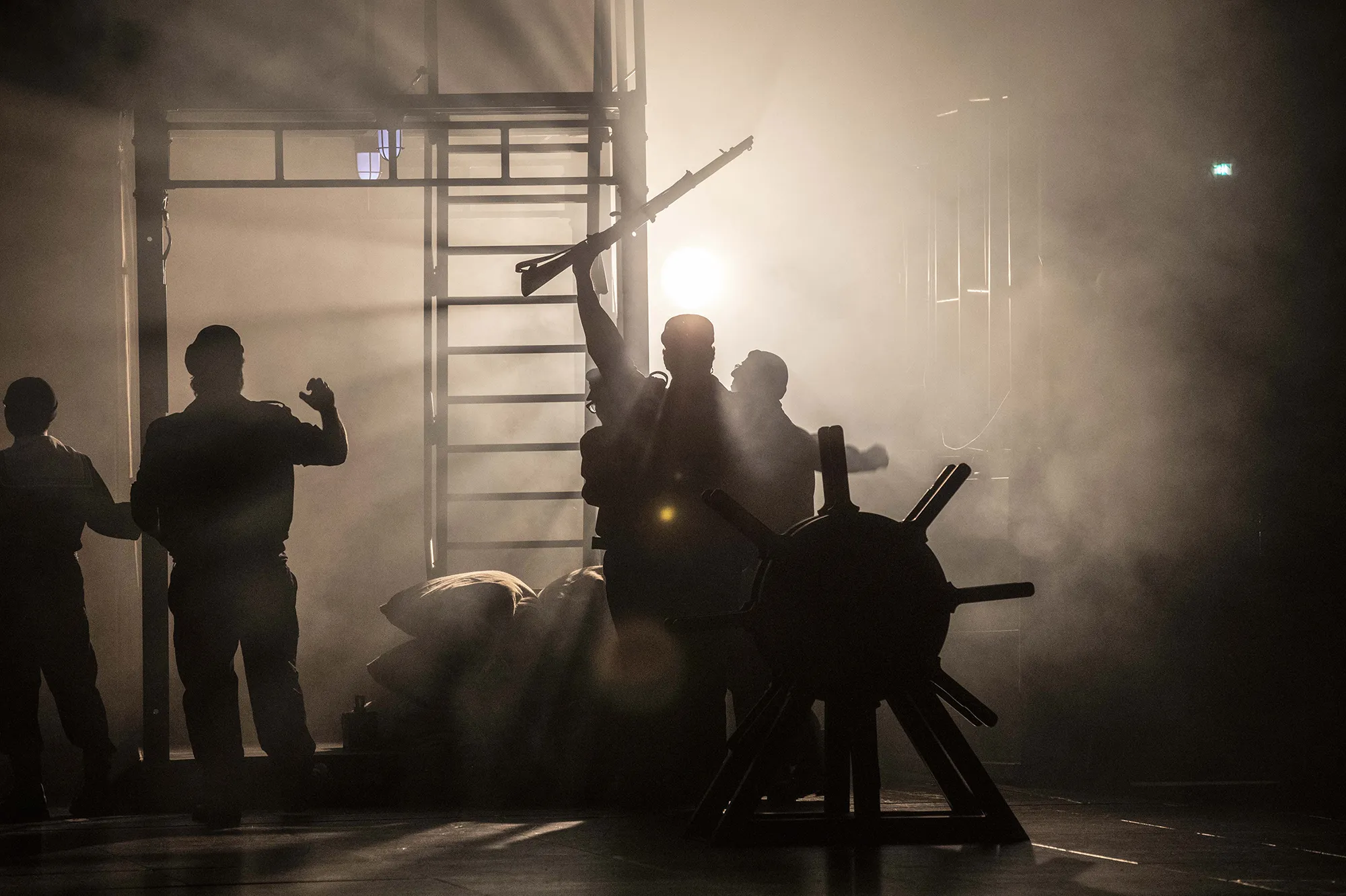 21 Billy Budd-Benjamin-Britten-Finnegan-Downie-Dear-Richard-Brunel-Sean-Michael-Plumb-Paul-Appleby-Derek-Welton-Opera de Lyon-Hannover-Staatsoper-Staatstheater©JeanLouisFernandez 21 Billy Budd-Benjamin-Britten-Finnegan-Downie-Dear-Richard-Brunel-Sean-Michael-Plumb-Paul-Appleby-Derek-Welton-Opera de Lyon-Hannover-Staatsoper-Staatstheater©JeanLouisFernandez