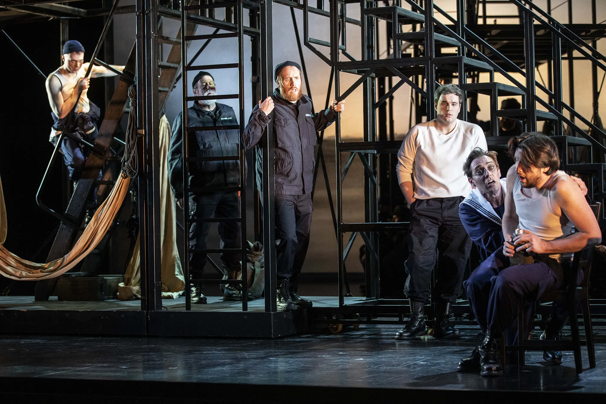 22 Billy Budd-Benjamin-Britten-Finnegan-Downie-Dear-Richard-Brunel-Sean-Michael-Plumb-Paul-Appleby-Derek-Welton-Opera de Lyon-Hannover-Staatsoper-Staatstheater©JeanLouisFernandez 22 Billy Budd-Benjamin-Britten-Finnegan-Downie-Dear-Richard-Brunel-Sean-Michael-Plumb-Paul-Appleby-Derek-Welton-Opera de Lyon-Hannover-Staatsoper-Staatstheater©JeanLouisFernandez