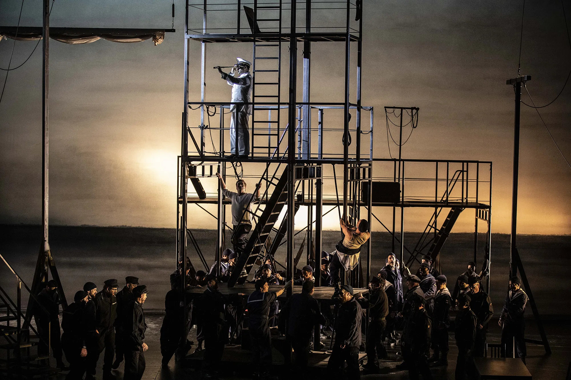 23 Billy Budd-Benjamin-Britten-Finnegan-Downie-Dear-Richard-Brunel-Sean-Michael-Plumb-Paul-Appleby-Derek-Welton-Opera de Lyon-Hannover-Staatsoper-Staatstheater©JeanLouisFernandez 23 Billy Budd-Benjamin-Britten-Finnegan-Downie-Dear-Richard-Brunel-Sean-Michael-Plumb-Paul-Appleby-Derek-Welton-Opera de Lyon-Hannover-Staatsoper-Staatstheater©JeanLouisFernandez