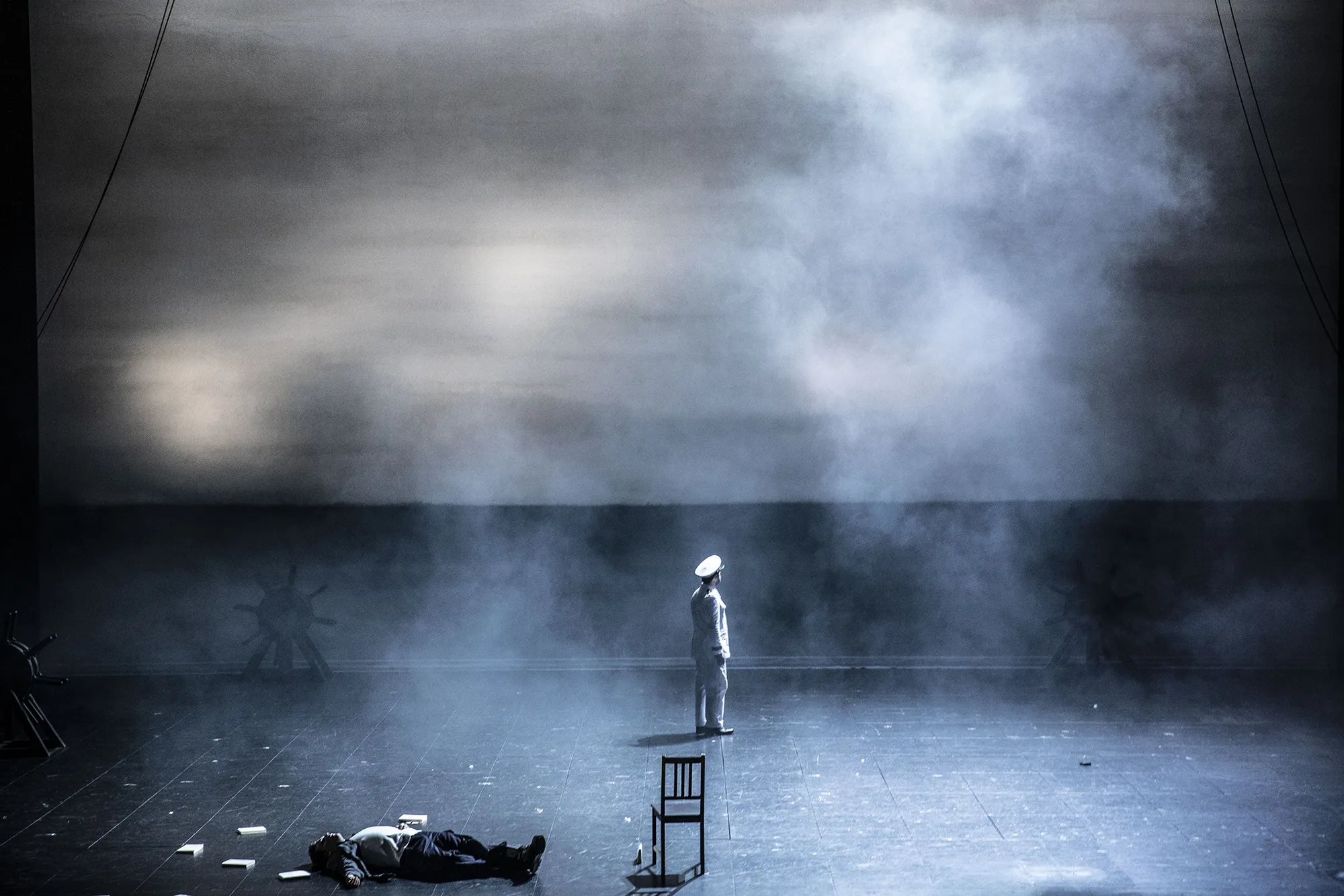 24 Billy Budd-Benjamin-Britten-Finnegan-Downie-Dear-Richard-Brunel-Sean-Michael-Plumb-Paul-Appleby-Derek-Welton-Opera de Lyon-Hannover-Staatsoper-Staatstheater©JeanLouisFernandez 24 Billy Budd-Benjamin-Britten-Finnegan-Downie-Dear-Richard-Brunel-Sean-Michael-Plumb-Paul-Appleby-Derek-Welton-Opera de Lyon-Hannover-Staatsoper-Staatstheater©JeanLouisFernandez