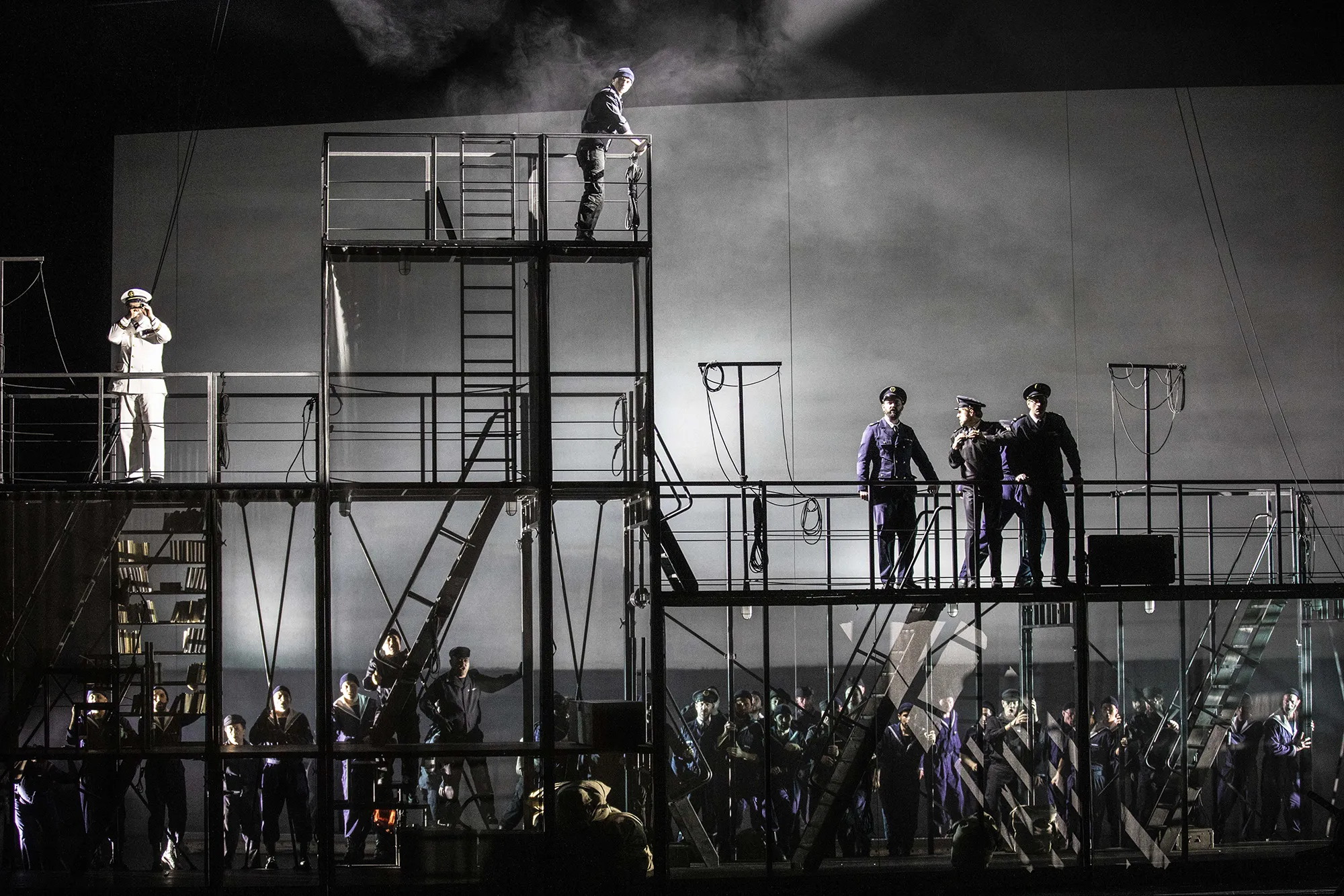 25 Billy Budd-Benjamin-Britten-Finnegan-Downie-Dear-Richard-Brunel-Sean-Michael-Plumb-Paul-Appleby-Derek-Welton-Opera de Lyon-Hannover-Staatsoper-Staatstheater©JeanLouisFernandez 25 Billy Budd-Benjamin-Britten-Finnegan-Downie-Dear-Richard-Brunel-Sean-Michael-Plumb-Paul-Appleby-Derek-Welton-Opera de Lyon-Hannover-Staatsoper-Staatstheater©JeanLouisFernandez