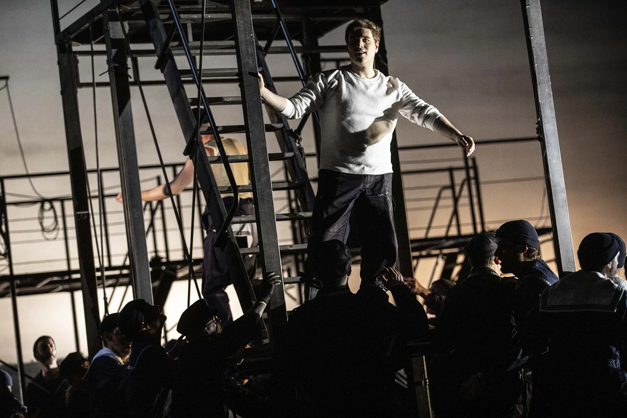 26 Billy Budd-Benjamin-Britten-Finnegan-Downie-Dear-Richard-Brunel-Sean-Michael-Plumb-Paul-Appleby-Derek-Welton-Opera de Lyon-Hannover-Staatsoper-Staatstheater©JeanLouisFernandez 26 Billy Budd-Benjamin-Britten-Finnegan-Downie-Dear-Richard-Brunel-Sean-Michael-Plumb-Paul-Appleby-Derek-Welton-Opera de Lyon-Hannover-Staatsoper-Staatstheater©JeanLouisFernandez