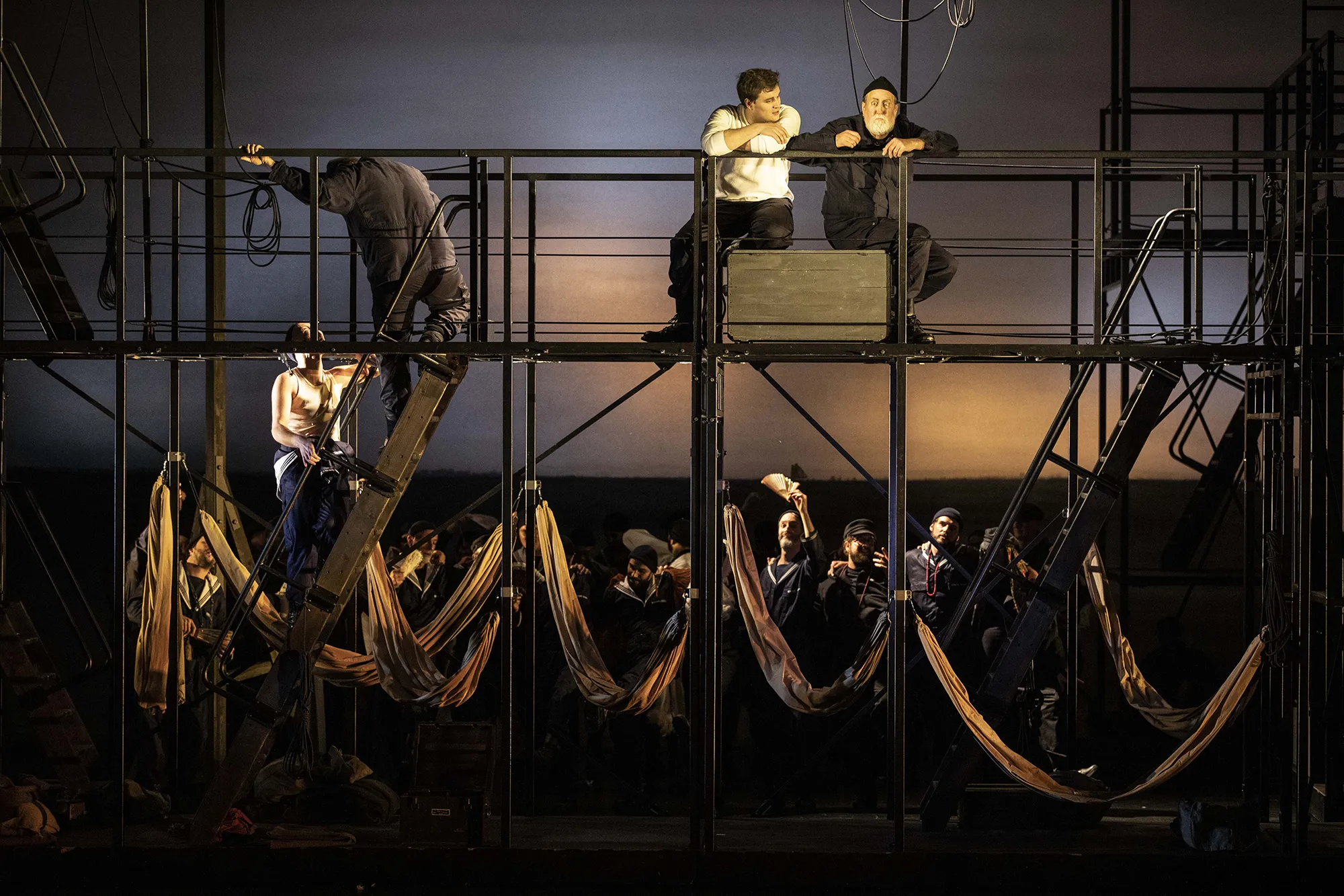 27 Billy Budd-Benjamin-Britten-Finnegan-Downie-Dear-Richard-Brunel-Sean-Michael-Plumb-Paul-Appleby-Derek-Welton-Opera de Lyon-Hannover-Staatsoper-Staatstheater©JeanLouisFernandez 27 Billy Budd-Benjamin-Britten-Finnegan-Downie-Dear-Richard-Brunel-Sean-Michael-Plumb-Paul-Appleby-Derek-Welton-Opera de Lyon-Hannover-Staatsoper-Staatstheater©JeanLouisFernandez
