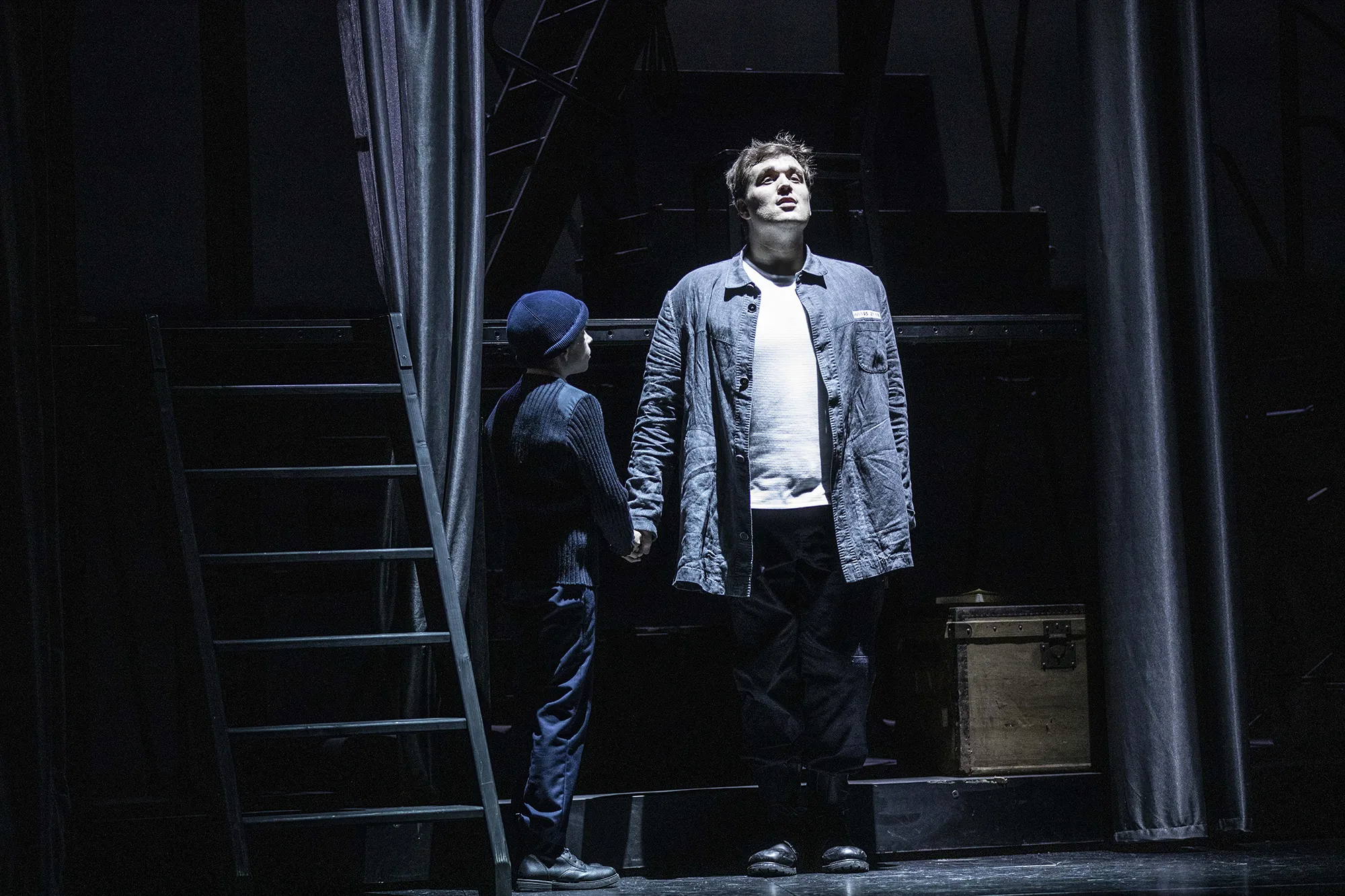 28 Billy Budd-Benjamin-Britten-Finnegan-Downie-Dear-Richard-Brunel-Sean-Michael-Plumb-Paul-Appleby-Derek-Welton-Opera de Lyon-Hannover-Staatsoper-Staatstheater©JeanLouisFernandez 28 Billy Budd-Benjamin-Britten-Finnegan-Downie-Dear-Richard-Brunel-Sean-Michael-Plumb-Paul-Appleby-Derek-Welton-Opera de Lyon-Hannover-Staatsoper-Staatstheater©JeanLouisFernandez