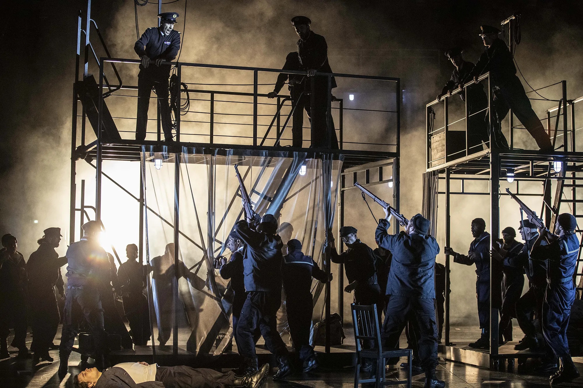 29 Billy Budd-Benjamin-Britten-Finnegan-Downie-Dear-Richard-Brunel-Sean-Michael-Plumb-Paul-Appleby-Derek-Welton-Opera de Lyon-Hannover-Staatsoper-Staatstheater©JeanLouisFernandez 29 Billy Budd-Benjamin-Britten-Finnegan-Downie-Dear-Richard-Brunel-Sean-Michael-Plumb-Paul-Appleby-Derek-Welton-Opera de Lyon-Hannover-Staatsoper-Staatstheater©JeanLouisFernandez