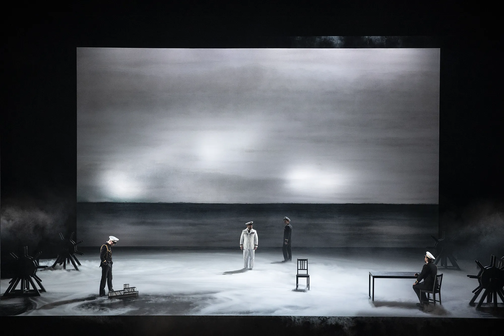 30 Billy Budd-Benjamin-Britten-Finnegan-Downie-Dear-Richard-Brunel-Sean-Michael-Plumb-Paul-Appleby-Derek-Welton-Opera de Lyon-Hannover-Staatsoper-Staatstheater©JeanLouisFernandez 30 Billy Budd-Benjamin-Britten-Finnegan-Downie-Dear-Richard-Brunel-Sean-Michael-Plumb-Paul-Appleby-Derek-Welton-Opera de Lyon-Hannover-Staatsoper-Staatstheater©JeanLouisFernandez