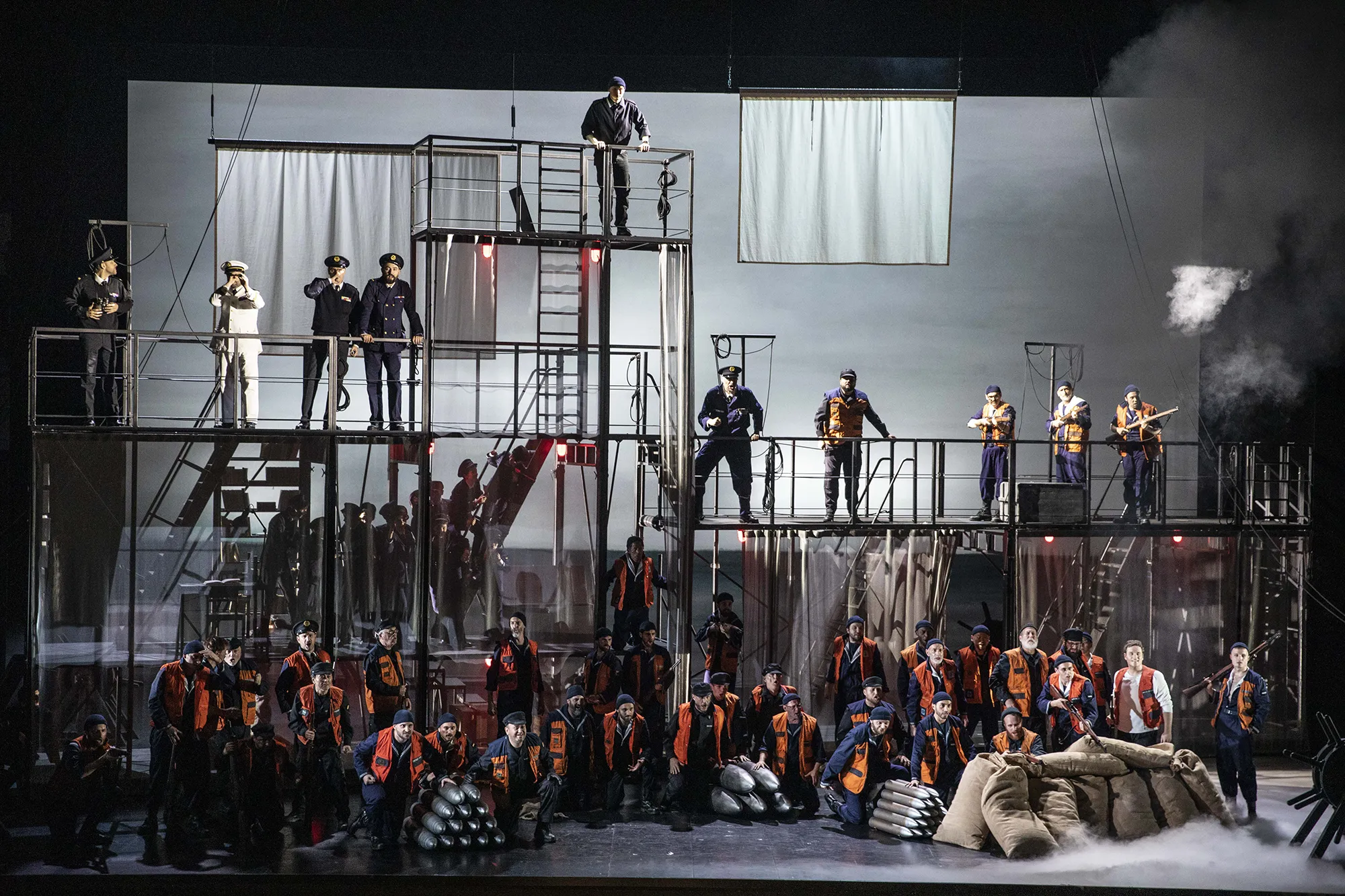 31 Billy Budd-Benjamin-Britten-Finnegan-Downie-Dear-Richard-Brunel-Sean-Michael-Plumb-Paul-Appleby-Derek-Welton-Opera de Lyon-Hannover-Staatsoper-Staatstheater©JeanLouisFernandez 31 Billy Budd-Benjamin-Britten-Finnegan-Downie-Dear-Richard-Brunel-Sean-Michael-Plumb-Paul-Appleby-Derek-Welton-Opera de Lyon-Hannover-Staatsoper-Staatstheater©JeanLouisFernandez